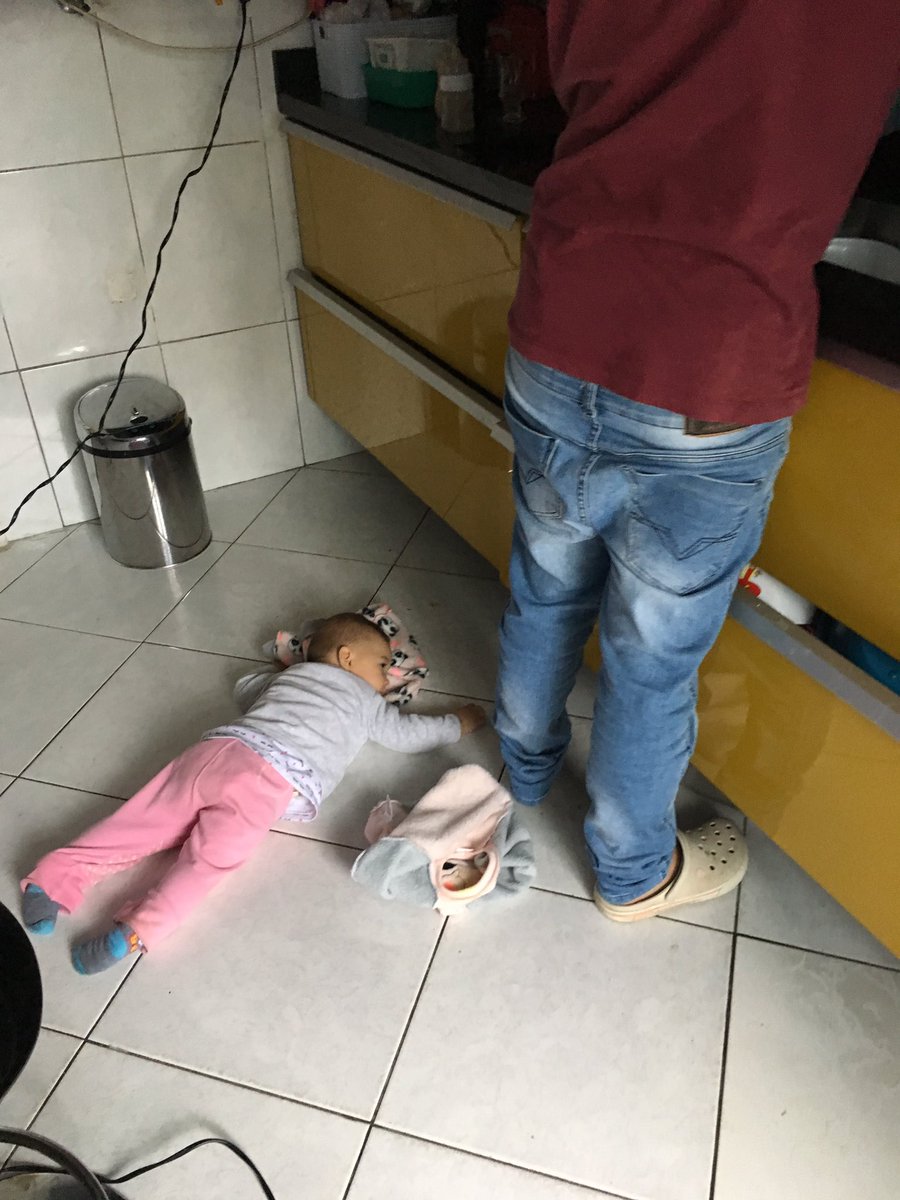 gabimagaalhaes's tweet photo. E a minha filha que ta me seguindo pela casa enquanto eu passo aspirador e deitando no chão p me esperar https://t.co/mAoOl50XSb