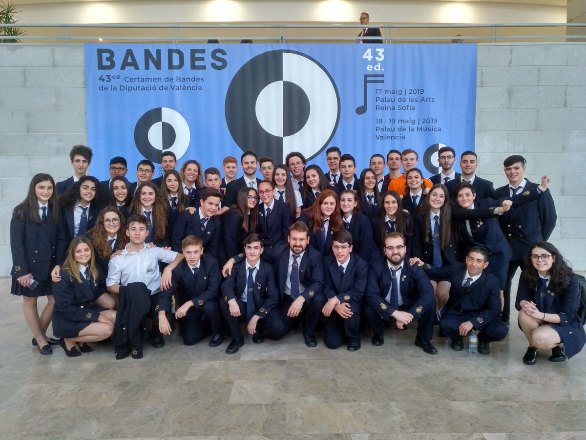 Culturadival's tweet photo. 📸 La Banda Joven de la @UMG_Godelleta ha acabat la seua interpretació a l'escenari del Palau de la Música i ha passat pel fotoreclam del 43 Certamen de @bandesdival 🎵 https://t.co/tCxSviRGV9
