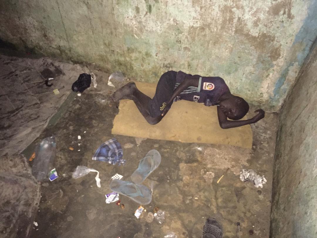 Seuufiiie's tweet image. Lorsqu'il s'agit  de tweets drôles on est là on rigole, on partage, qu'en est-il des situations tristes ?😪comme celle-là où des enfants vulnérables sont sans défense, et sont confrontés à des conditions de vie très dures, ça  brise le cœur de les voir 
" *AIDEZ-NOUS A AMELIORER