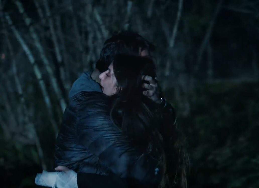 Biraz vaktin var mı
Birkaç asır kadar 🍃🕊

#SenAnlatKaradeniz  #UlaşTunaAstepe #İremHelvacıoğlu #NefTah