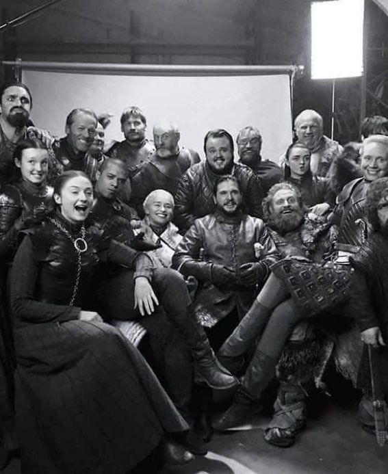 bruceswayne13's tweet photo. A noite chega, e agora termina a minha vigia. 
O Inverno foi embora.
Os dragões cumpriram sua missão.
Norte nunca se esquece, nós também não esqueceremos.
"Dracarys!"
Não teremos um final feliz, pois "Quando você joga o JOGO dos tronos, você ganha ou morre".#GameOfThronesFinale https://t.co/SZpgEagyF5