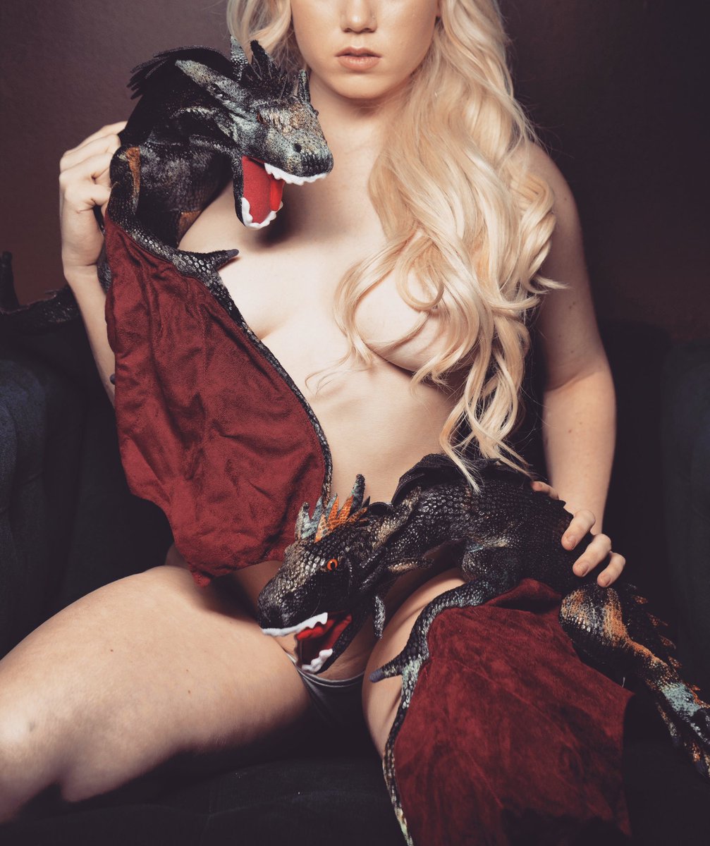 sapphireclubny's tweet photo. We know this season of #GameOfThrones has been pretty disappointing, but you know what’s not? 
Our @SINSNYC #sundayfunday party 😈. 

Come by tonight for $250 bottles until 11pm + free entry all night when you mention twitter at the door! https://t.co/ypgDsxdIj2