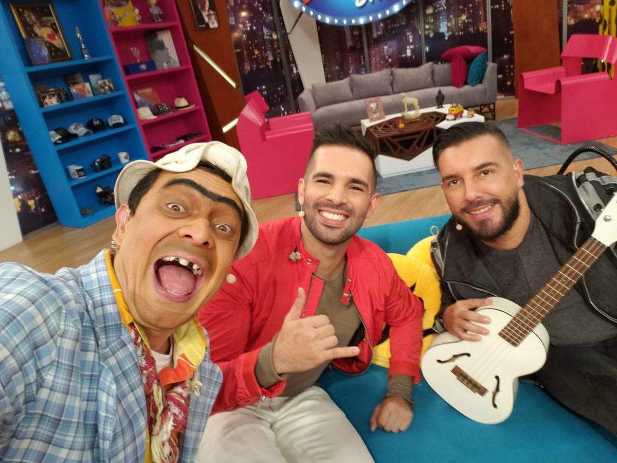 susoelpaspi's tweet photo. Aprovechamos los comerciales pa la selfie ¡Un asbrazo pelaos! @alkilados #thesusosshow @CaracolTV https://t.co/S06IEDZKgB