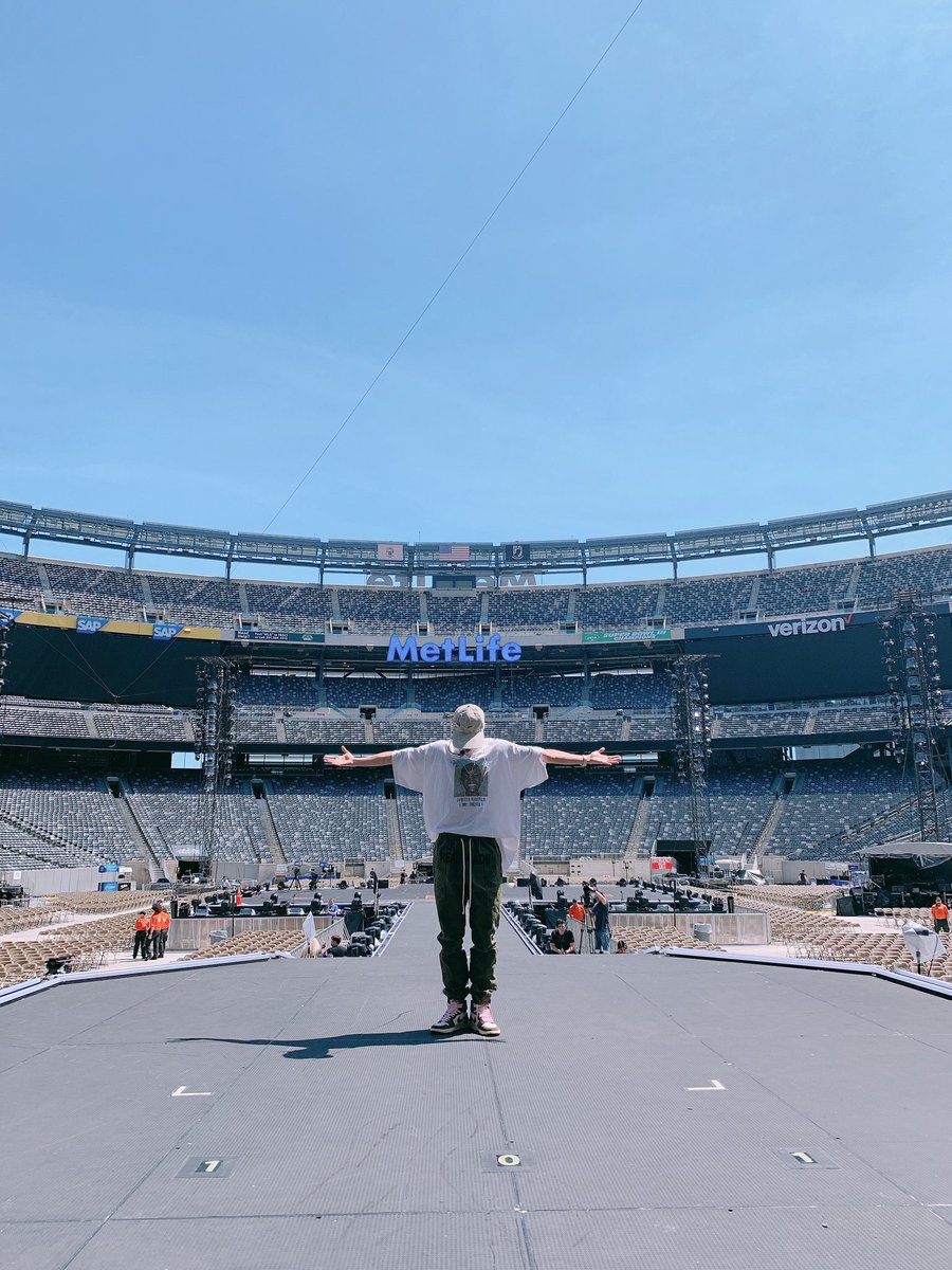 brkicks's tweet photo. 👀 @BTS_twt @trvisXX https://t.co/Tjx5YIiHeo