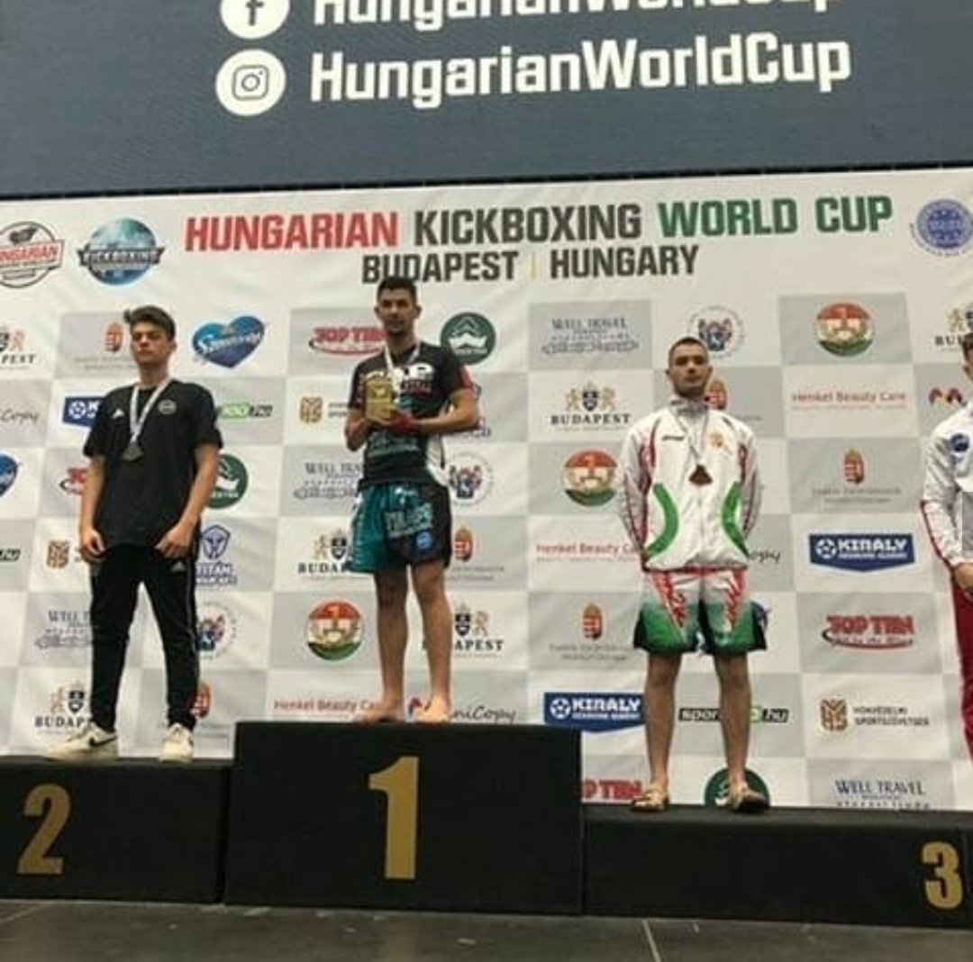 uvelto's tweet photo. Un #sinto sul tetto del Mondo
Erik Argentini è Campione del Mondo di Kickboxing
La vittoria dell'atleta, orgoglio della Comunità sinta mantovana, è avvenuta oggi a Budapest alla #Kickboxing World Cup 2019.
#sinti #rom #Kethane #Mantova https://t.co/Des3GfW1Hg