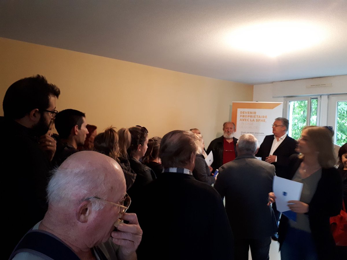 BonzomMarie's tweet photo. Soirée "Devenir #propriétaire de son logement #Hlm à #Miramas " en présence de M.le Maire F.Vigouroux : un franc succès et le plaisir de la rencontre bailleur-locataires #Sfhe #GroupeArcade https://t.co/Gk0FxJX9MG