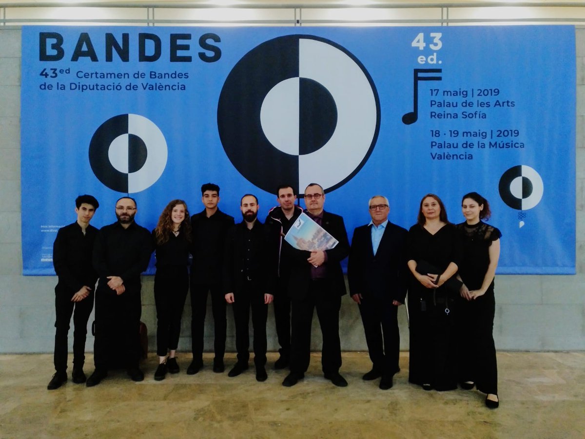 Culturadival's tweet photo. 📸 La @SMJBenimaclet ha finalitzat el seu concert al Certamen de @BandesDival que es celebra al Palau de la Música, i els seus membres han posat davant al photocall 🎼 https://t.co/jl2qWZNL7c