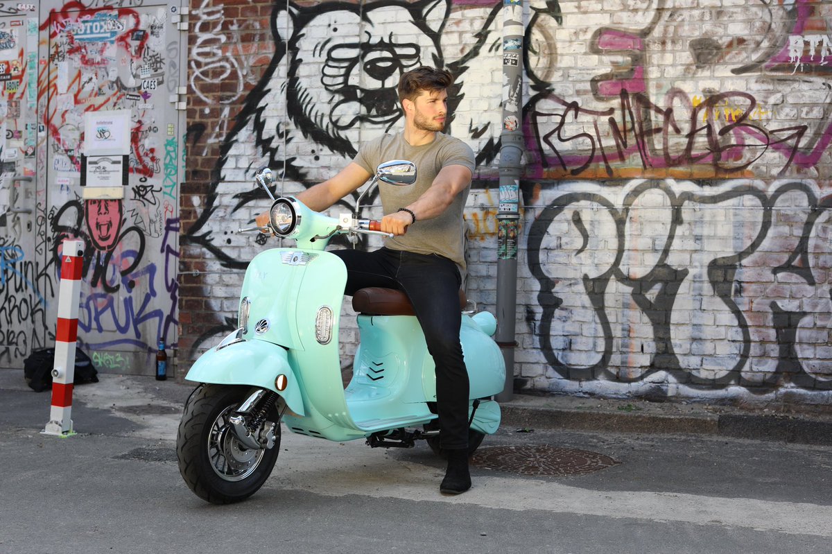 Fly2GoOfficial's tweet image. #Fly2Go Klassischer Elektro Roller mot ordentlich Power und Reichweite im Retro-Design 🥰
#flybee
#emobility
#escooter
#urban
#vespa
#elettro