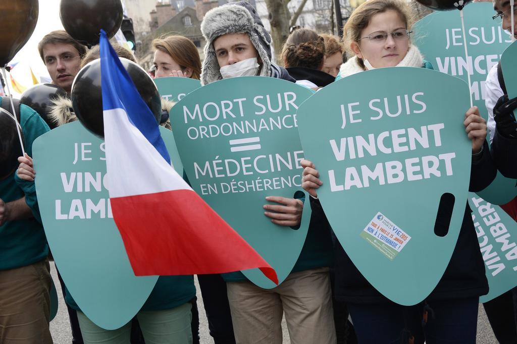 GB_GBernard's tweet photo. #VincentLambert n'est pas en état végétatif. Pourquoi s'acharner à vouloir le tuer en le torturant? En le faisant mourir de faim et de soif! 
Pourquoi le #CHUdeReims ne le.laisse t'il pas partir et être accueilli par les centres spécialisés s'étant déclarés prêts à l'accueillir? https://t.co/YzUD89IgiM