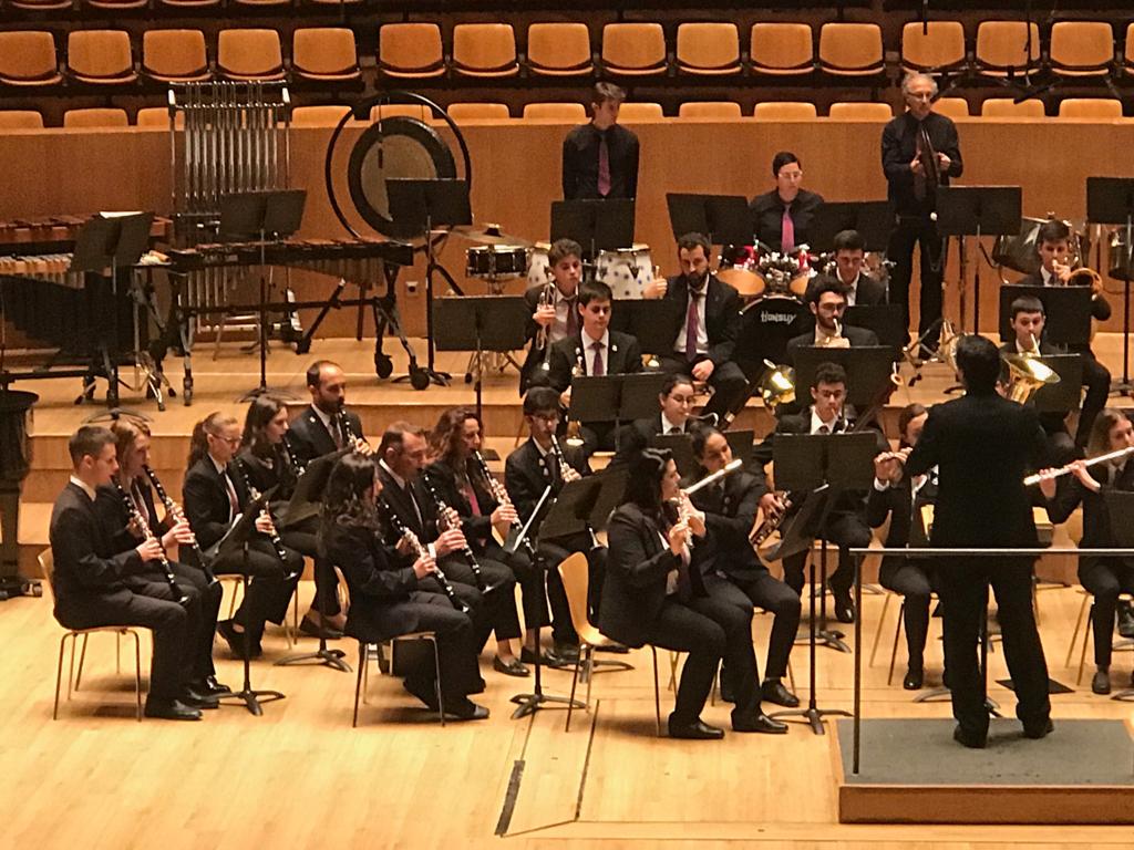 Culturadival's tweet photo. 🎶 L'agrupació @musicalsanluis tanca el 43 Certamen de @BandesDival amb el seu concert a la Secció Tercera. Sota la batuta de Diego Bosch, la banda valenciana interpreta l'obra 'Via Augusta', el pasdoble 'Ricardo Caballer' i l'obra d'elecció lliure 'Saxsuit' 🎺🎼 https://t.co/ZDomOQ3clF