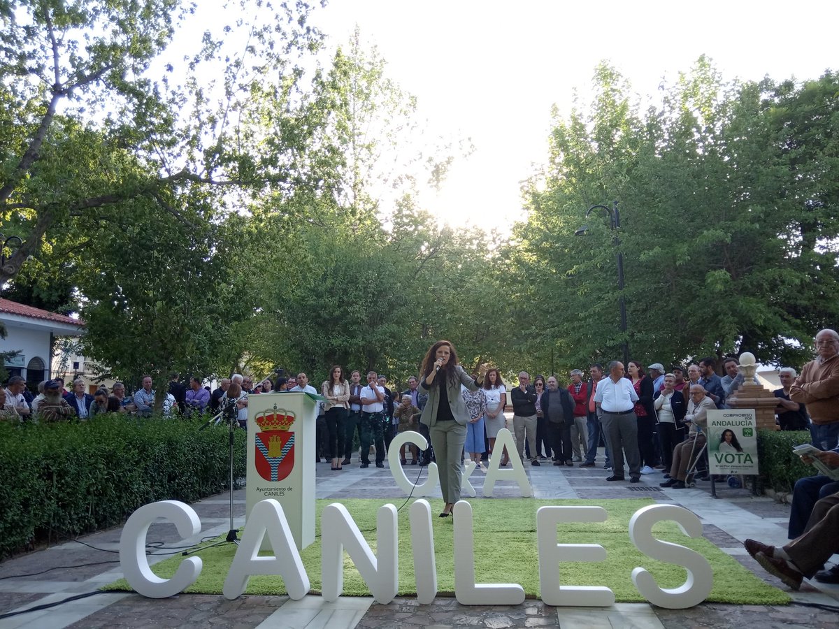 Esta tarde hemos presentado nuestra candidatura para las elecciones municipales de #Caniles. Un equipo lleno de mujeres y hombres comprometidos e ilusionados en trabajar para nuestro pueblo.