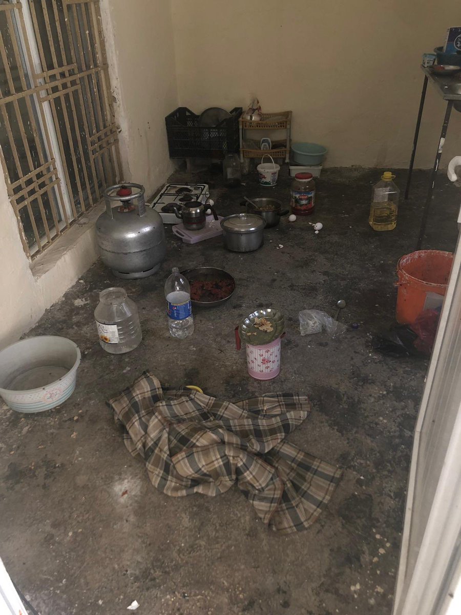 Şanlıurfa’da yaşayan 7 kişilik bir ailenin evi, 5 çocuk bu izbe evde hayaller kurmaya çalışıyor yaşam savaşı veriyor.😔Bu aile için bir yardım kampanyası başlatıyoruz. Valilik iznimiz olmadığı için para talebinde bulunmuyoruz, erzak, giyim, ev için eşya vs.Gönlünüzden ne koparsa.