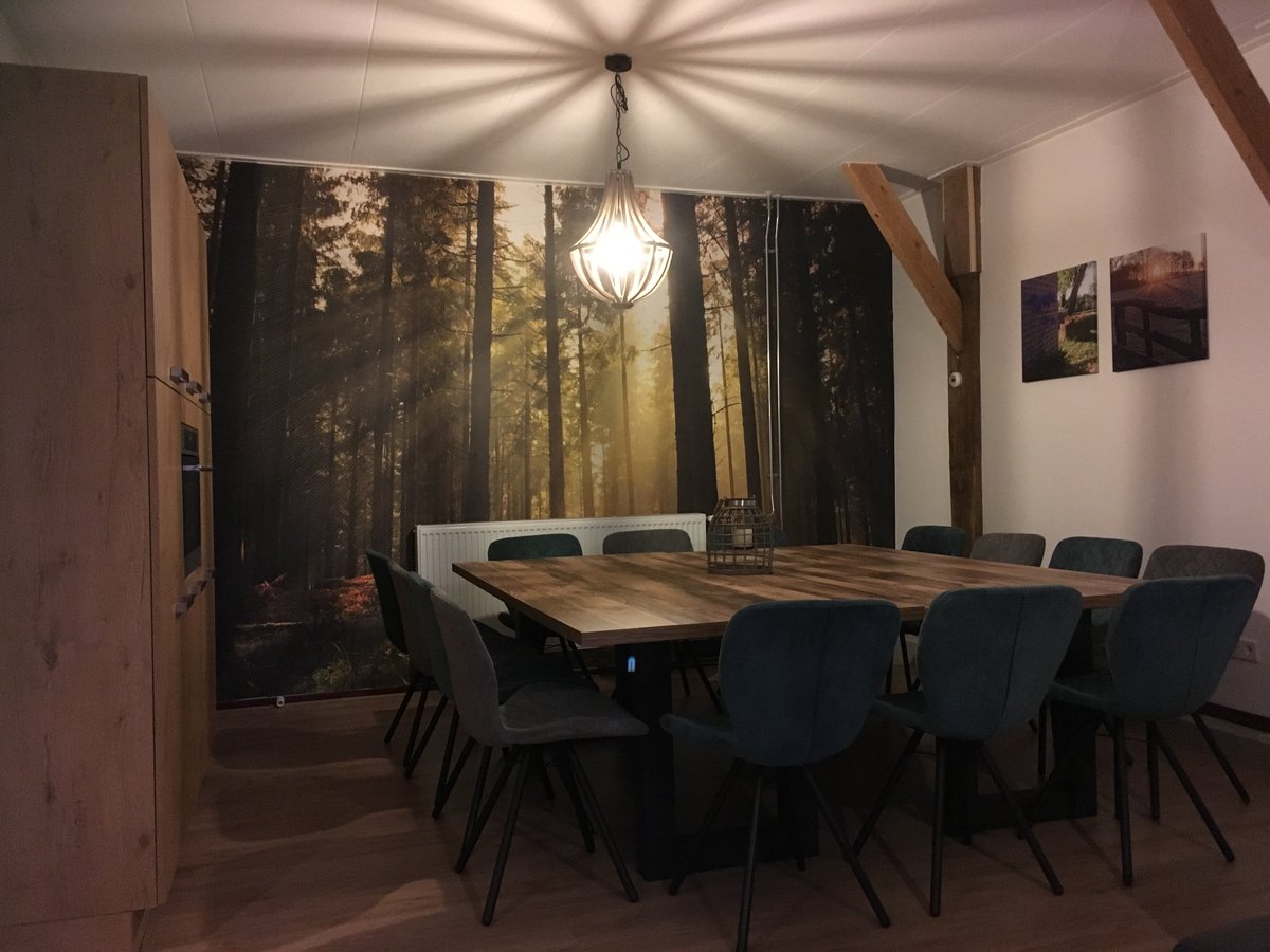 DeWeeversborch's tweet photo. De #groepsaccommodatie De Weefkamer 18 persoons is klaar. Lekker samen met de familie eten , loungen en de 3 geschakelde huizen zorgen ervoor dat je met elkaar bent en je je ook kunt afzonderen als je wilt. https://t.co/J446rDgBwk Nu boekbaar! #groepen #vakantie #huisjehuren https://t.co/pthCM9sDHI