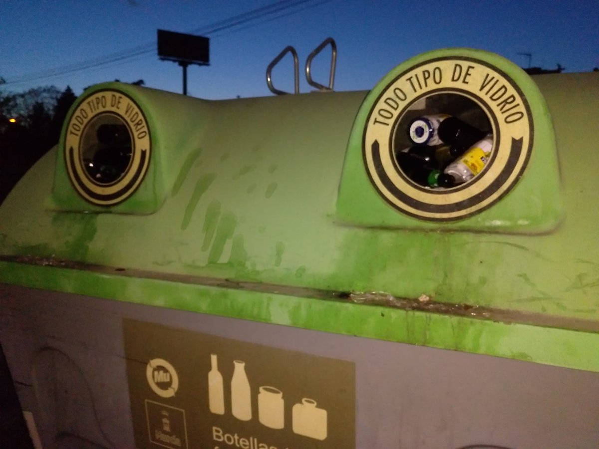 SendaDeGranada's tweet photo. Los contenedores de Senda de Granada #Espinardo junto a la A-30 están asquerosos, y el suelo lleno de basuras e incluso amianto. ¿Qué tipo de mantenimiento se da en estos contenedores? Hace semanas denunciamos la misma situación de insalubridad @MuCSostenible @AytoMurcia @Rebepl https://t.co/SUsaMF7jsq