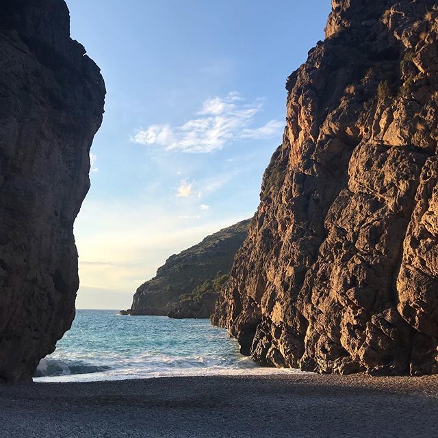 svarcik_cz's tweet photo. Kýč jak bič #majorca #españa #roadtrup #travel #maremediterraneo #nature #beach #rocks https://t.co/EWVUm6aYJw https://t.co/xZ4tIIBtWs