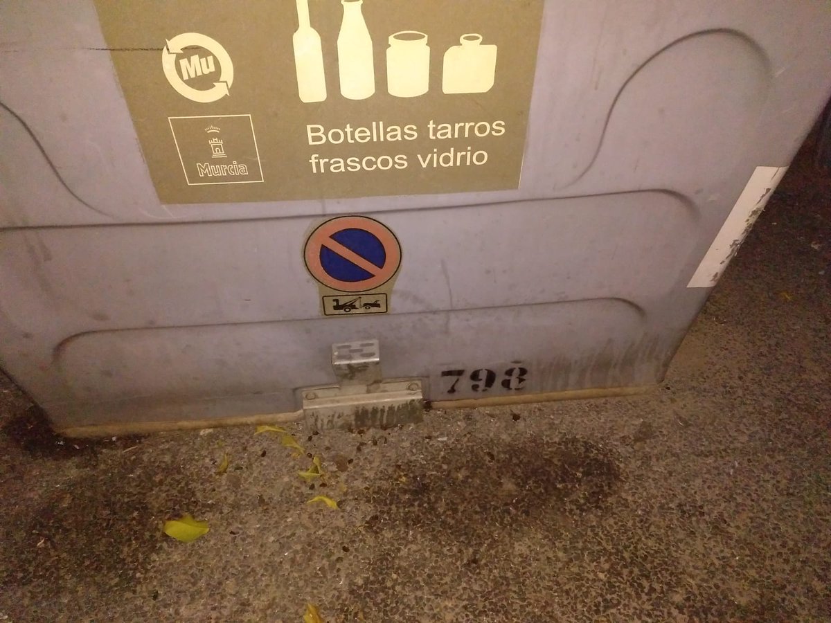 Los contenedores de Senda de Granada #Espinardo junto a la A-30 están asquerosos, y el suelo lleno de basuras e incluso amianto. ¿Qué tipo de mantenimiento se da en estos contenedores? Hace semanas denunciamos la misma situación de insalubridad <a href="/MuCSostenible/">Murcia Ciudad Sostenible</a> <a href="/AytoMurcia/">Ayuntamiento de Murcia</a> <a href="/Rebepl/">Rebeca Pérez</a>
