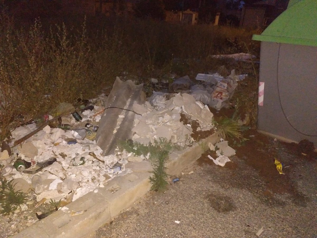 SendaDeGranada's tweet photo. Los contenedores de Senda de Granada #Espinardo junto a la A-30 están asquerosos, y el suelo lleno de basuras e incluso amianto. ¿Qué tipo de mantenimiento se da en estos contenedores? Hace semanas denunciamos la misma situación de insalubridad @MuCSostenible @AytoMurcia @Rebepl https://t.co/SUsaMF7jsq