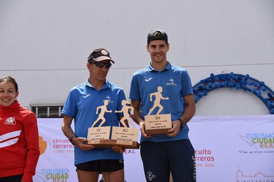 La #MareaAzul termina con 38 atletas la media de Almagro, con Esther segunda de la general. <a href="/RamonaMateos/">RAMONA TRUJILLO MATE</a> y Andrés vencieron en sus categorías y <a href="/cccr_santi/">SANTIAGO</a> subió al podio como segundo en la suya. Rosana (como local) y Carlos Pareja (cadete) también subieron al cajón