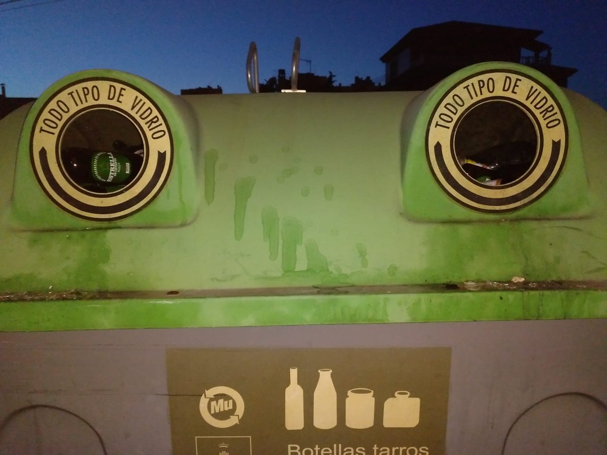Por cierto, el contenedor de vidrio está lleno y los vecinos no podemos reciclar, lleva así desde el jueves. Si encima de que es el único punto de reciclaje que tenemos en la Senda de Granada, se pasa días lleno, pues ustedes dirán <a href="/MuCSostenible/">Murcia Ciudad Sostenible</a> <a href="/AytoMurcia/">Ayuntamiento de Murcia</a> <a href="/Rebepl/">Rebeca Pérez</a> <a href="/ecoembes/">Ecoembes</a>