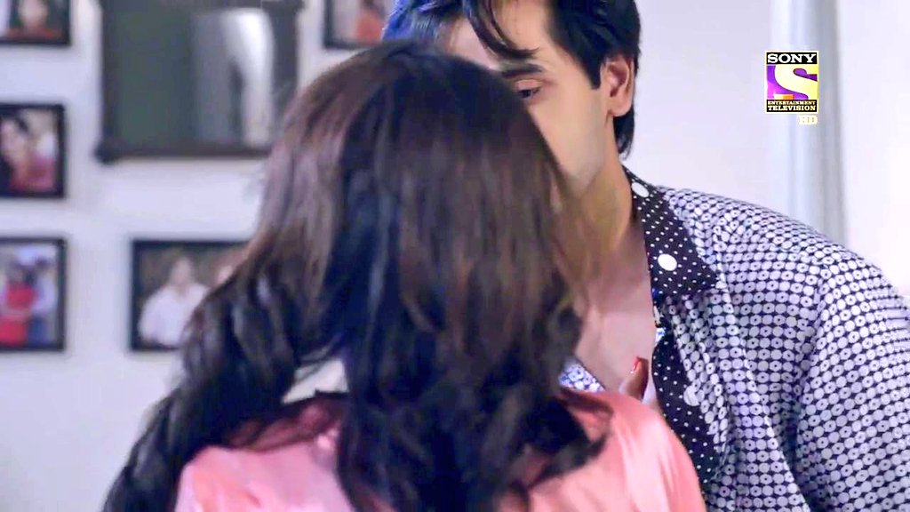 She wanted to dominate & 'feel' him & he kept succumbing happily to her wishesWide Smile & desire in eyes is the most lethal combination cos it speaks how fulfilling their love is in every sense helping them find fire & ice in the same person. #YehUnDinonKiBaatHai