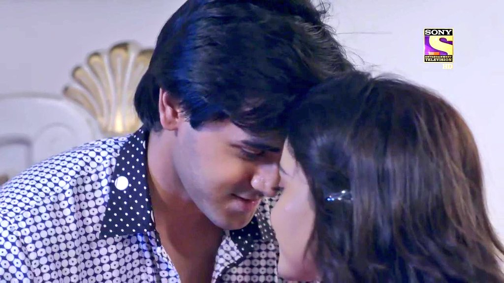 She wanted to dominate & 'feel' him & he kept succumbing happily to her wishesWide Smile & desire in eyes is the most lethal combination cos it speaks how fulfilling their love is in every sense helping them find fire & ice in the same person. #YehUnDinonKiBaatHai