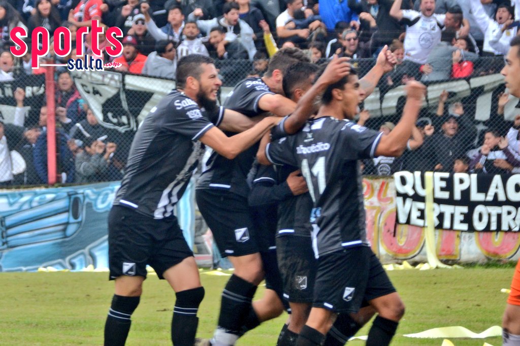 SportsSalta's tweet photo. #RegionalAmateur ⚽
Final del primer tiempo en Tucumán! #CentralNorte vence 2 a o a #Ñuñorco en la ida. Álvaro Lozano y Ronaldo Martinez anotaron para el "cuervo"
  
Seguílo por #SportSalta https://t.co/LrYaeiO97o