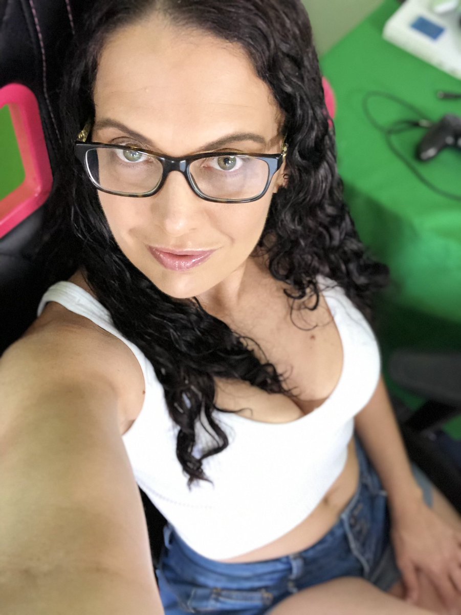 Life is Strange 2 - episode 3 starts @ 4:00 pm EST on Twitch
#LifeisStrange2 
#Twitch 
#streamer 
#gamergirl