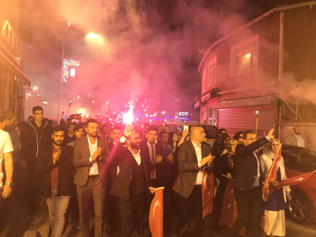 eyupakgenclik's tweet photo. Gençlik Kolları Başkanımız Cihat Biradlı öncülüğünde, 19 Mayıs Gençlik ve Spor Bayramı kutlamaları kapsamında Alibeyköy’de İlçe Başkanımız Adem Koçyiğit ve Belediye Başkanımız Deniz Köken’in katılımları ile Fener Alayı yürüyüşümüzü gerçekleştirdik. @cihatbiradli https://t.co/ivs9f1ta64