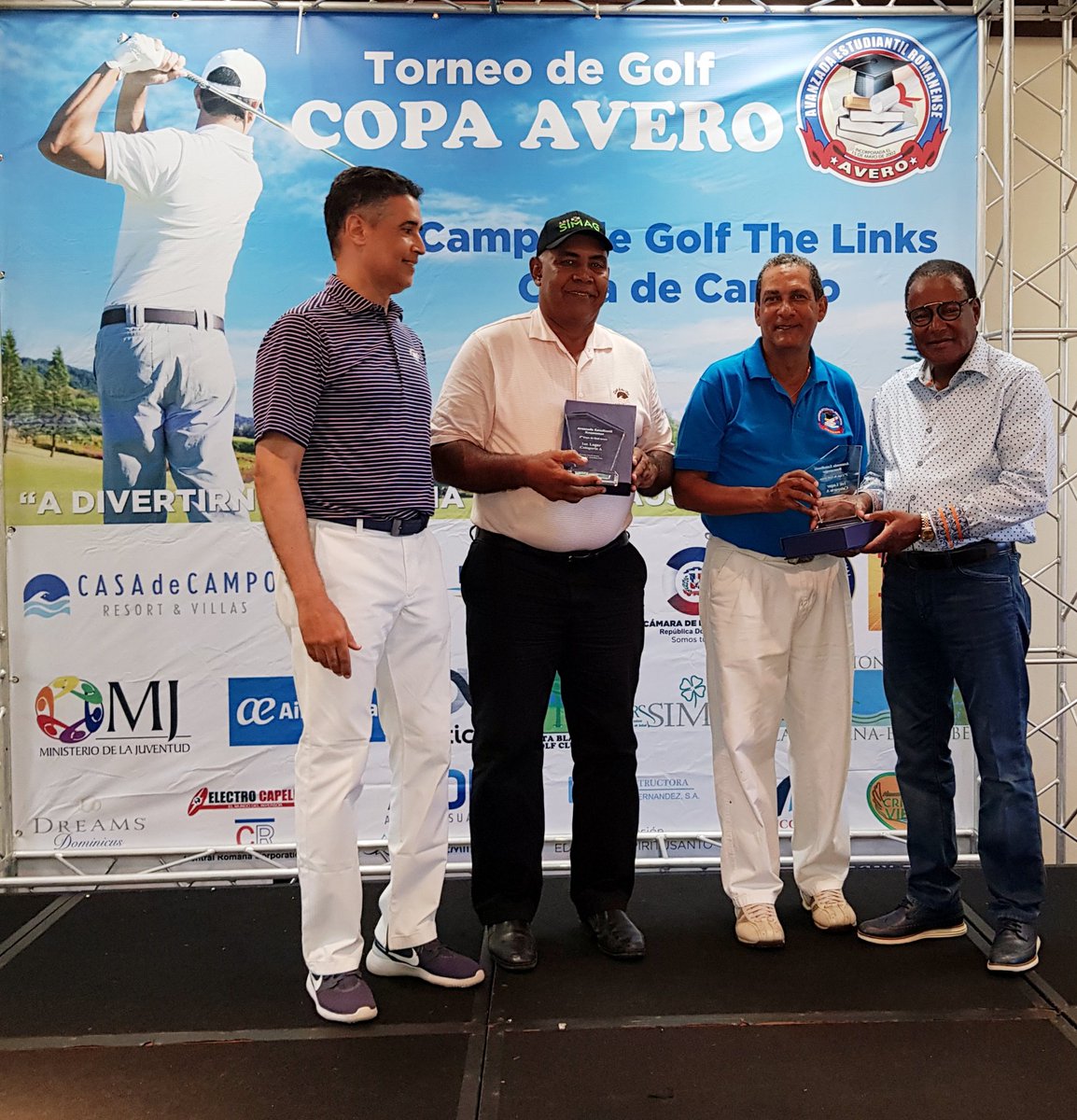 La revista Golfistas Dominicanos se complace en felicitar a <a href="/UrsinoReyes/">Teodoro Ursino Reyes</a> y Valentín Martínez ganadores del 1er lugar de la categoría A en la Copa Avero, celebrada en The Links de <a href="/casadecampo/">Casa de Campo® Resort & Villas</a> <a href="/SarahPelegrin/">Sarah Pelegrin</a> #golf