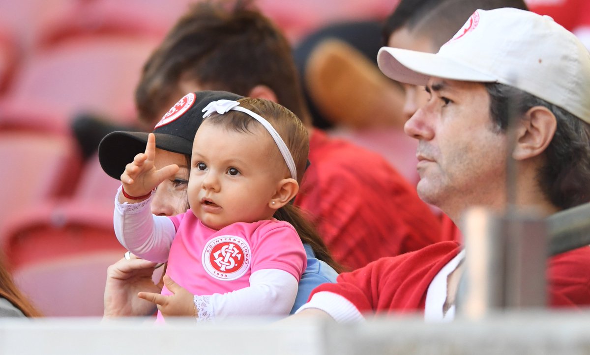 SCInternacional's tweet photo. Momento fofura no intervalo colorado! ❤️❤️❤️ #VamoInter https://t.co/cZOU5yUARt