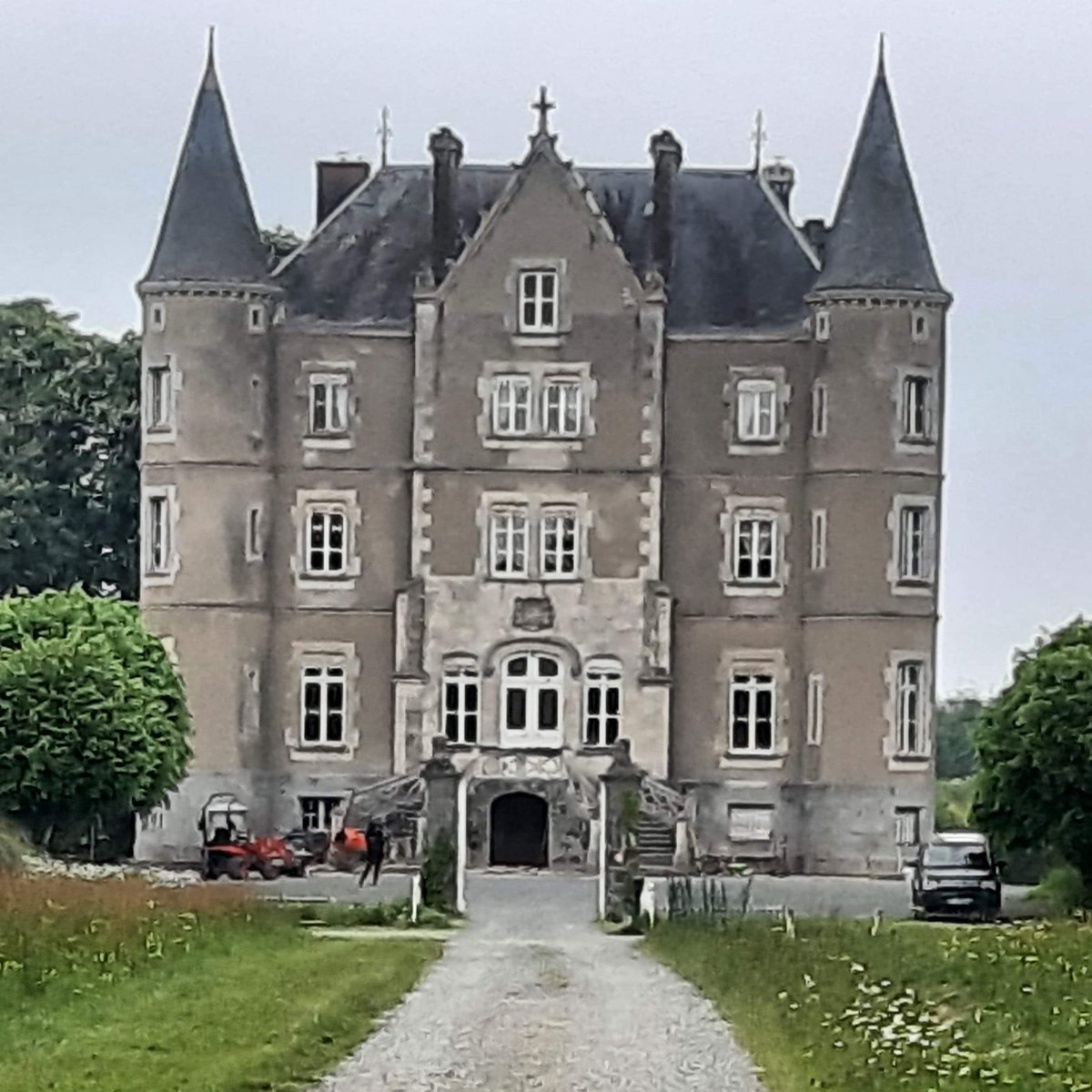 hemelhempsted's tweet photo. @ChateauHusson @dickstrawbridge #weemon made a wee trip to the Chateau de la Motte Husson today #gawagoestofrance #gawa #nifc https://t.co/C04pPlYk42