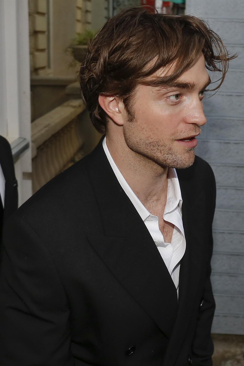 half_my_self's tweet photo. That jaw, tho 🔥🔥🔥🔥🔥#robear https://t.co/ndoC674okL