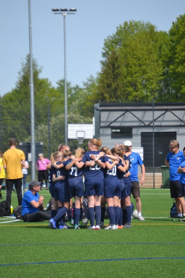 FCEspooT06's tweet photo. Viikonloppuna pelattiin jälleen kierros ykköstä ja kakkosta ja molemmista peleistä otettiin tärkeät pisteet kotiin #kotivoitto ⚽️ FC Espoo/sininen - NJS/musta 5-1 ⚽️ FC Espoo/valkoinen - HPS 11-2 ⚽️ Upeeta mimmit! 💙⚽️ #fcespoo https://t.co/4IvHDX3hfv
