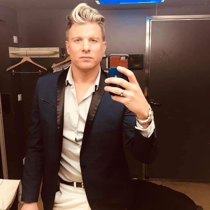 AceProdTweets's tweet photo. Today Ace Productions Director @andrewderbs completes his one man show on the luxury cruise line SEABOURN SOJOURN @SeabournCruise 🎶🛳

#andrewderbyshire #onemanshow #prosinger #japan #luxurycruise #seabournsojourn #seabourncruise #cruiseshow #luxuryentertainment #eventprofs https://t.co/9kSRqjSM3Y