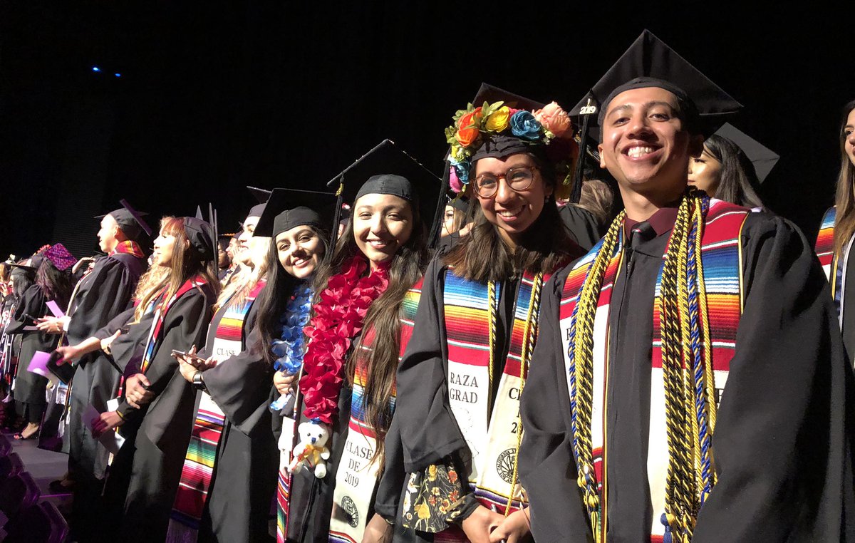 CCCatCalStateLA's tweet photo. More photos, celebrating our Chicanx Latinx scholars at the Raza Grad Celebration at #CalStateLA. Congratulations, Class of 2019! 🎓🎉 #clsrcFamilia #clsrcCultura #RazaGrad https://t.co/SbybGrI0AY