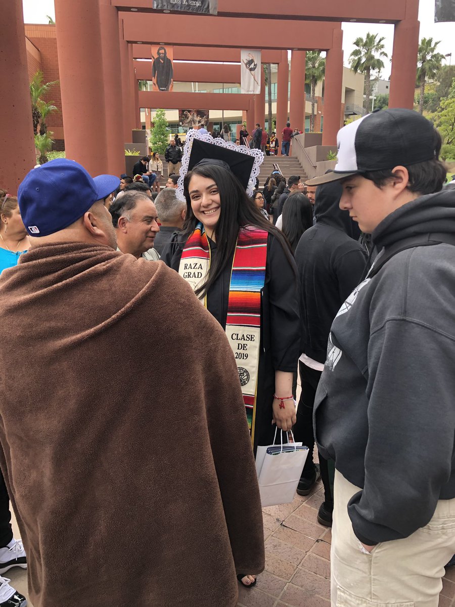 CCCatCalStateLA's tweet photo. More photos, celebrating our Chicanx Latinx scholars at the Raza Grad Celebration at #CalStateLA. Congratulations, Class of 2019! 🎓🎉 #clsrcFamilia #clsrcCultura #RazaGrad https://t.co/SbybGrI0AY