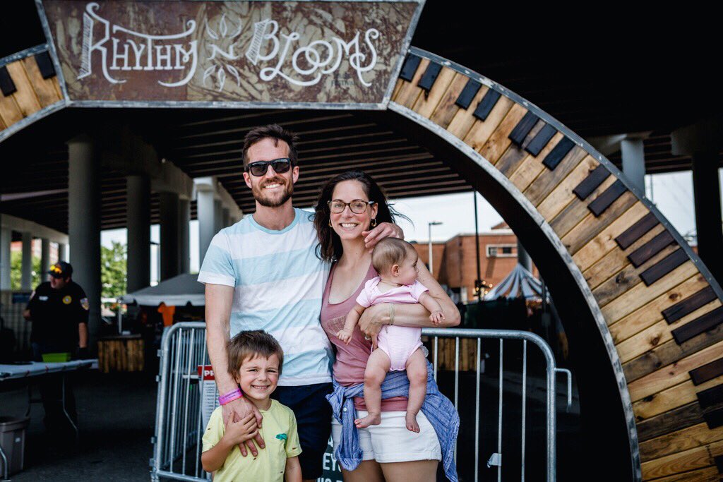 RhythmNBlooms's tweet photo. Fun for the whole family ✨ the free Street Fair is open until 8pm tonight! Come hang, Knoxville 📸 @elijohnsonphoto #rnbknox https://t.co/K36RXVn0rI