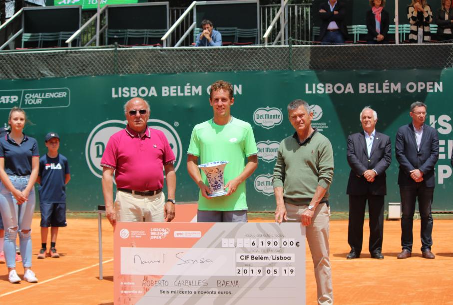 LisboaBelemOpen's tweet photo. Roberto Carballés runs to the French Open main draw after winning his second ATP Challenger Tour title of the year. Roberto Carballés corre para Roland Garros depois de conquistar o seu primeiro título em Portugal: https://t.co/PbBY1jQrWu https://t.co/fQ7fqBMG8S