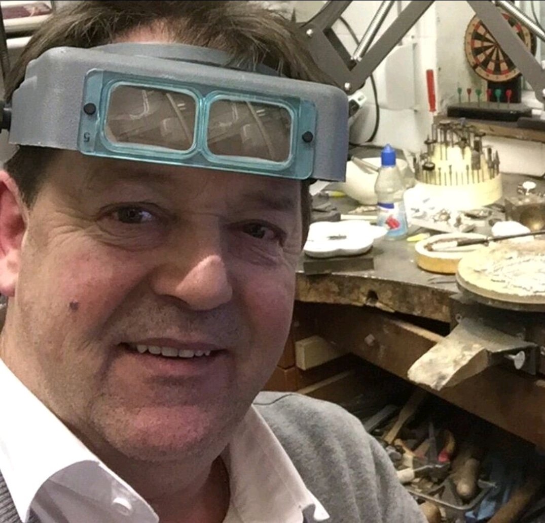 Onze Goudsmid John van Oosterhout  heeft sinds kort zijn eigen Stichting Biesbosch Beleving opgericht. Benieuwd waar hij mee bezig is? Volg dan @biesboschbeleving natuurlijk blijft deze vakman "gewoon" al ons goudsmid werk doen. 🌳⛵🌊