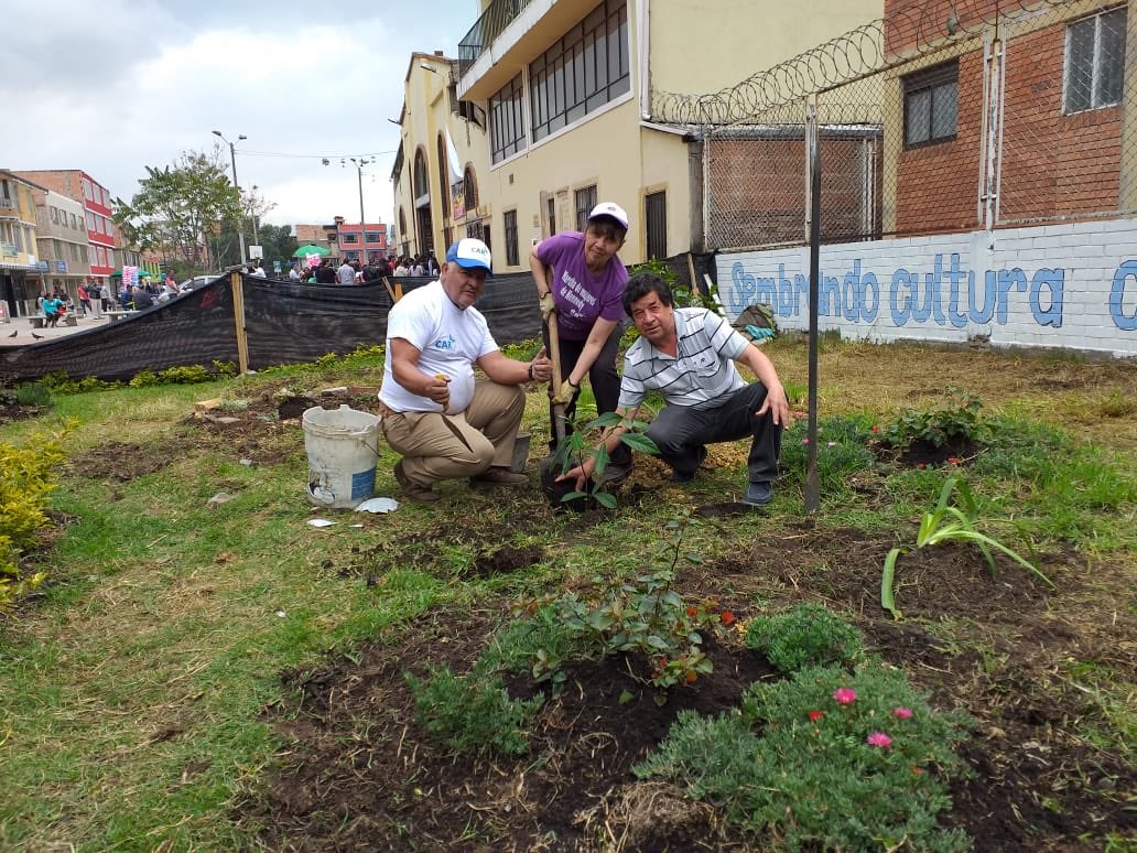 Alcaldiakennedy's tweet photo. #Hoy con la comunidad en jornada de #Mantenimiento y #Siembra de árboles del Proyecto Comunitario de Educación Ambiental PROCEDA en parque #Dindalito https://t.co/S0b3irOR3X