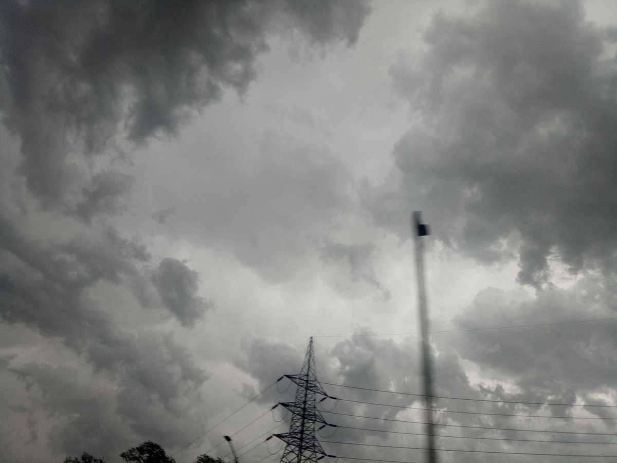 Rabz_729's tweet photo. Clouds in Islamabad😍😍
#AboutToday #NoTimeToStandAndStare https://t.co/oqOJROjMWA