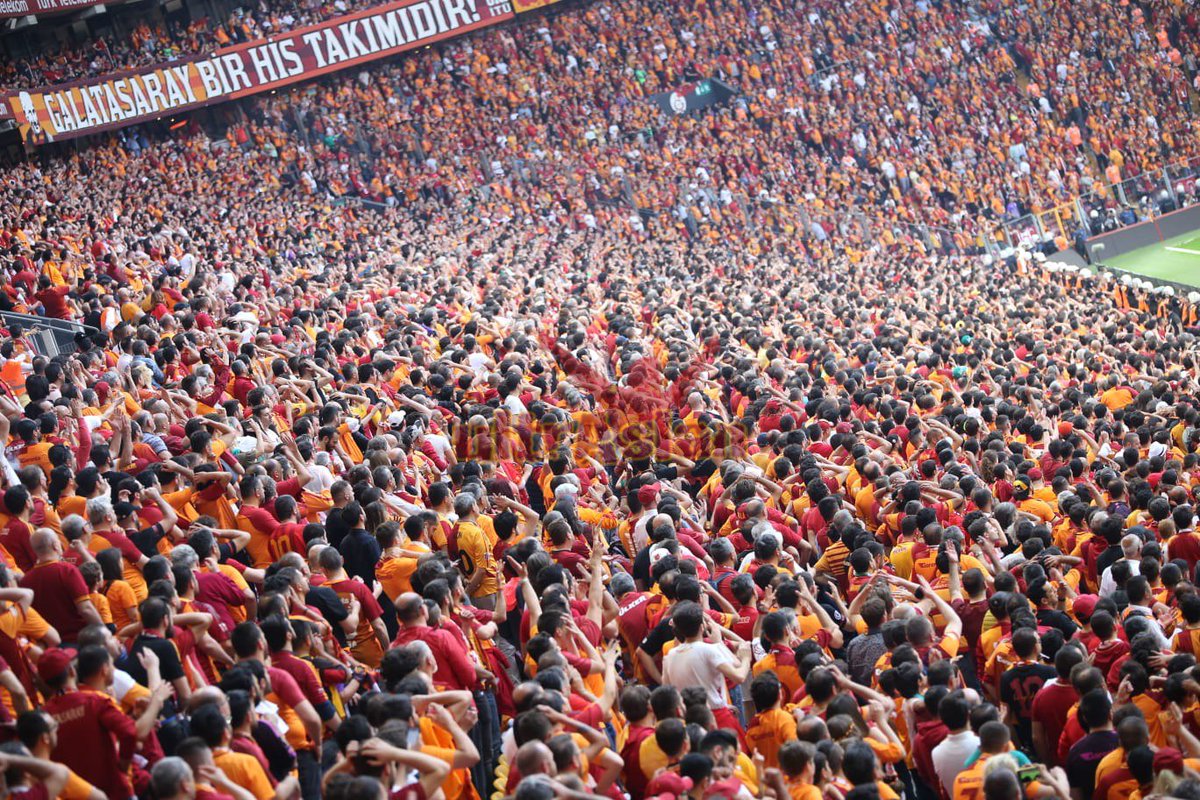 BİR HİS TAKIMI OLMANIN GEREKTİRDİĞİ GİBİ;

SEZON BOYU BERABER SEVİNDİK, BERABER ÜZÜLDÜK, BERABER SAVAŞTIK, BERABER KAZANDIK!

KUTLU OLSUN!

📸 Foto : <a href="/ultrAslan/">ultrAslan</a> ©

#ŞampiyonGalatasaray

#ultrAslan