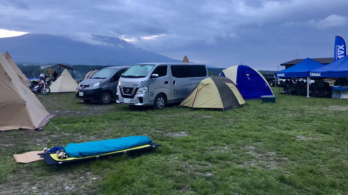 Saka 第十二次ybcの思い出 わたしのバイクの隣に赤いnm4が増えたり 去年お隣同士だった人やウラル村と今年も並んでテント設営したり 酔った勢いでまた外で寝てたのは Ybcではよくある偶然です ふもとっぱらの入り口の砂利でまごまごしてた