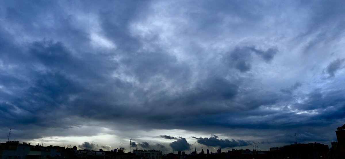 CielidiMilano's tweet photo. The sky of Milan city as you've never seen before. #CielidiMilano https://t.co/BFPJpJLkdK