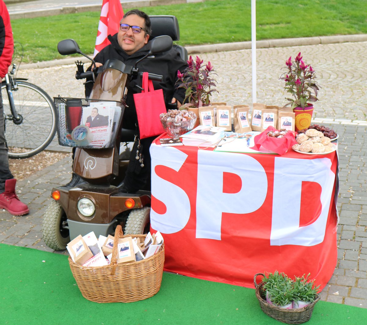 Ismael Harres hat immer den besten und schönsten Stand mit Tee, Datteln, russischem Gebäck und Blumen! <a href="/FreiburgSpd/">SPD Freiburg</a>