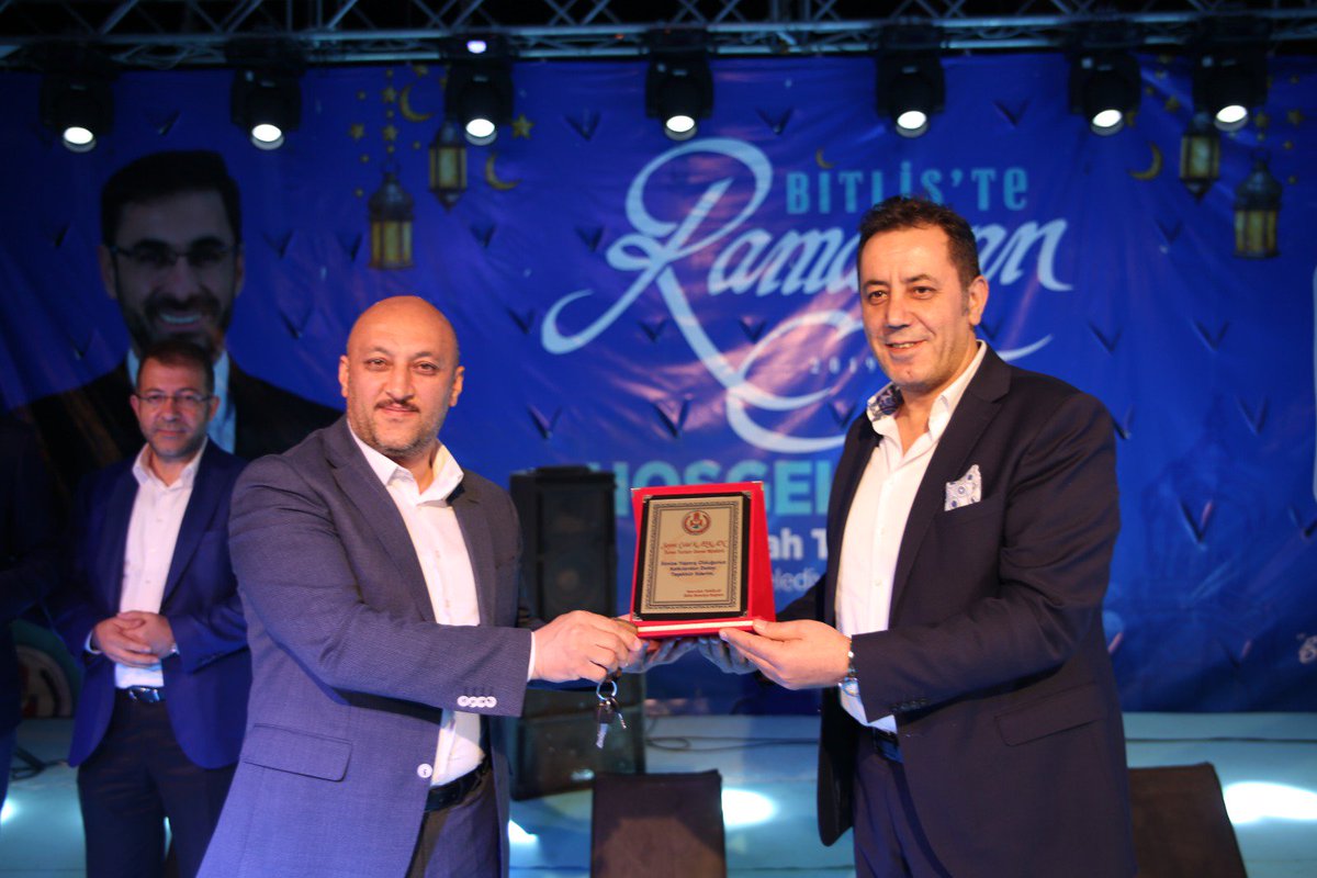 Ntanglay's tweet photo. Hemşehrilerimize hizmet için Belediyemizin araç filosuna kazandırdığımız yeni otobüs ve minibüsümüzü teslim aldık. İlimiz ve belediyemiz için hayırlı olsun. 

Hayallerimizi tek tek icraata geçirmeye DEVAM edeceğiz.. https://t.co/bqoBBcssV5