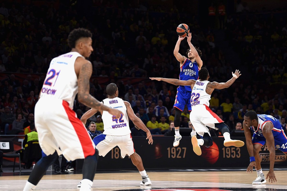 Larkin's Final Four:
29,5 pts
58,3% 2pts
47,4% 3pts
4,0 reb
4,5 ast
33,5

Best individual performance in EL F4 history.