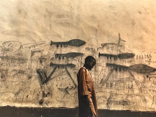 MikeHowarth's tweet image. Loved this shot from @marcogualazzini at the @worldpressphoto exhibition in Amsterdam.

An orphaned boy walks past a wall with drawings depicting rocket propelled grenades in Bol, Chad.

A sobering reminder of the countless humanitarian crisis across the… bit.ly/2JRw9bQ