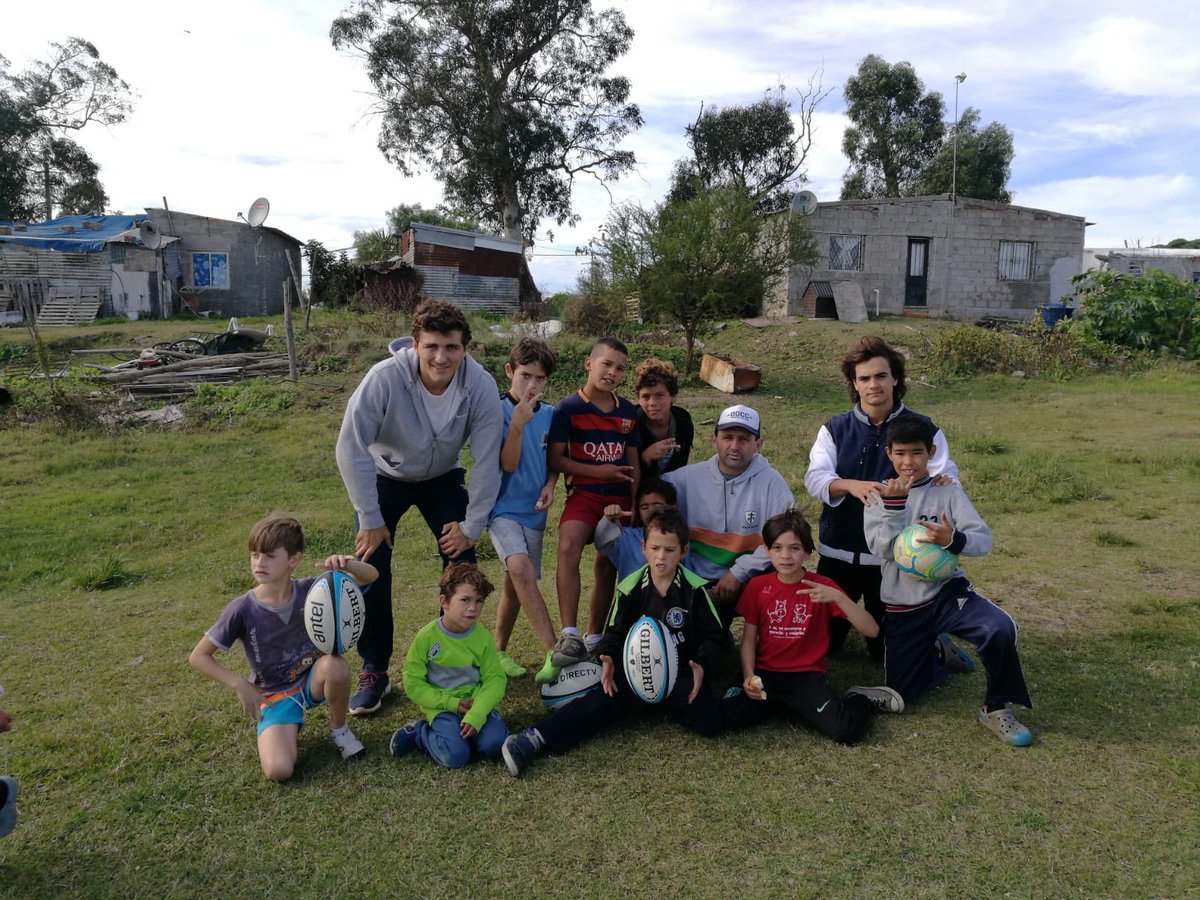 jimmymccubbin27's tweet photo. Ayer arranco la escuelita de #Rugby en el barrio Santa Eugenia. https://t.co/369csG027V