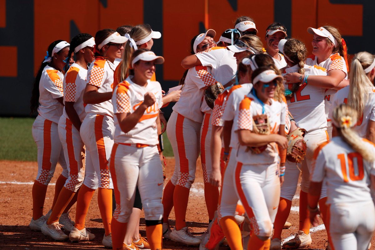 Vol_Softball's tweet photo. Super squad. #GBO https://t.co/8ZYxksbxRx